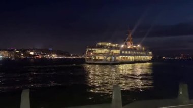 İstanbul, Türkiye. 14 Şubat 2025. Eminonu 'da sabahın erken saatleri. Günlük Yaşamın Yansıması. Şehir tamamen uyanmadan önce, ikonik şehir hattı feribotları yolcuları taşımaya başlar ve günlük yolculuklarını Boğaziçi 'nde yaparlar..