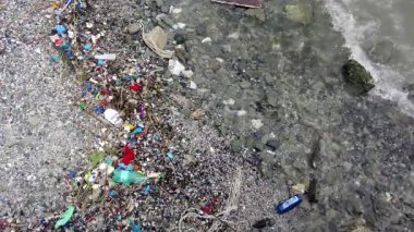 İstanbul, Türkiye. 14 Şubat 2025. Bir Atık Denizi. Kıyı üzerindeki Plastik Kirliliği. Bu resim, plastik kirliliğinin çevremiz üzerindeki yıkıcı etkisini açıkça gösteriyor..