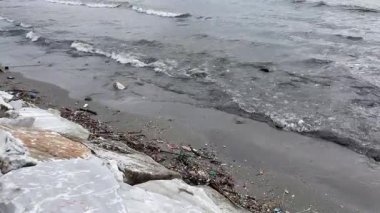 İstanbul, Türkiye. 14 Şubat 2025. Bir Atık Denizi. Kıyı üzerindeki Plastik Kirliliği. Bu resim, plastik kirliliğinin çevremiz üzerindeki yıkıcı etkisini açıkça gösteriyor..
