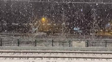 Atakoy, İstanbul, Türkiye. 21 Şubat 2024 İstanbul kar altında. Marmaray, günün erken saatlerinde İstanbul demiryolu taşımacılığının en önemli hattı. Atakoy tren istasyonunda kar ve kış manzarası.