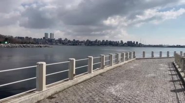 Moda, İstanbul, Türkiye. 23 Şubat 2025. Moda Pier.Istanbul 'un Sahil Haritası. Bu video, İstanbul' un canlı Moda ilçesindeki Marmara Denizi kıyı şeridinde yer alan Moda İskelesi 'ni hâlâ çekiyor. Kadıköy İlçesi. İstanbul İli. Kış zamanı.