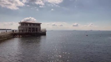 Moda, İstanbul, Türkiye. 23 Şubat 2025. Moda Pier.Istanbul 'un Sahil Haritası. Bu video, İstanbul' un canlı Moda ilçesindeki Marmara Denizi kıyı şeridinde yer alan Moda İskelesi 'ni hâlâ çekiyor. Kadıköy İlçesi. İstanbul İli. Kış zamanı.