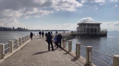 Moda, İstanbul, Türkiye. 23 Şubat 2025. Moda Pier.Istanbul 'un Sahil Haritası. Bu video, İstanbul' un canlı Moda ilçesindeki Marmara Denizi kıyı şeridinde yer alan Moda İskelesi 'ni hâlâ çekiyor. Kadıköy İlçesi. İstanbul İli. Kış zamanı.