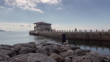 Moda, İstanbul, Türkiye. 23 Şubat 2025. Moda Pier.Istanbul 'un Sahil Haritası. Bu video, İstanbul' un canlı Moda ilçesindeki Marmara Denizi kıyı şeridinde yer alan Moda İskelesi 'ni hâlâ çekiyor. Kadıköy İlçesi. İstanbul İli. Kış zamanı.