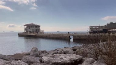Moda, İstanbul, Türkiye. 23 Şubat 2025. Moda Pier.Istanbul 'un Sahil Haritası. Bu video, İstanbul' un canlı Moda ilçesindeki Marmara Denizi kıyı şeridinde yer alan Moda İskelesi 'ni hâlâ çekiyor. Kadıköy İlçesi. İstanbul İli. Kış zamanı.