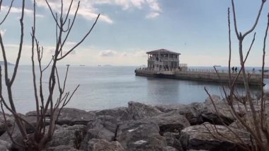 Moda, İstanbul, Türkiye. 23 Şubat 2025. Moda Pier.Istanbul 'un Sahil Haritası. Bu video, İstanbul' un canlı Moda ilçesindeki Marmara Denizi kıyı şeridinde yer alan Moda İskelesi 'ni hâlâ çekiyor. Kadıköy İlçesi. İstanbul İli. Kış zamanı.