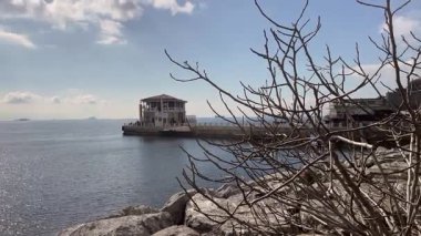 Moda, İstanbul, Türkiye. 23 Şubat 2025. Moda Pier.Istanbul 'un Sahil Haritası. Bu video, İstanbul' un canlı Moda ilçesindeki Marmara Denizi kıyı şeridinde yer alan Moda İskelesi 'ni hâlâ çekiyor. Kadıköy İlçesi. İstanbul İli. Kış zamanı.