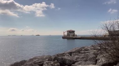 Moda, İstanbul, Türkiye. 23 Şubat 2025. Moda Pier.Istanbul 'un Sahil Haritası. Bu video, İstanbul' un canlı Moda ilçesindeki Marmara Denizi kıyı şeridinde yer alan Moda İskelesi 'ni hâlâ çekiyor. Kadıköy İlçesi. İstanbul İli. Kış zamanı.