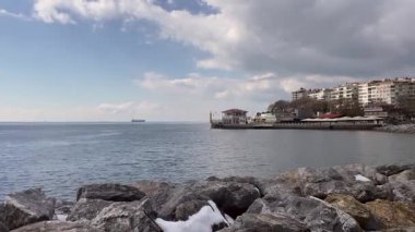 Moda, İstanbul, Türkiye. 23 Şubat 2025. Moda Pier.Istanbul 'un Sahil Haritası. Bu video, İstanbul' un canlı Moda ilçesindeki Marmara Denizi kıyı şeridinde yer alan Moda İskelesi 'ni hâlâ çekiyor. Kadıköy İlçesi. İstanbul İli. Kış zamanı.