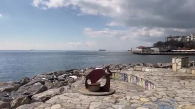 Moda, İstanbul, Türkiye. 23 Şubat 2025. Moda Pier.Istanbul 'un Sahil Haritası. Bu video, İstanbul' un canlı Moda ilçesindeki Marmara Denizi kıyı şeridinde yer alan Moda İskelesi 'ni hâlâ çekiyor. Kadıköy İlçesi. İstanbul İli. Kış zamanı.