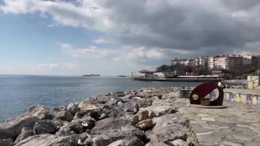 Moda, İstanbul, Türkiye. 23 Şubat 2025. Moda Pier.Istanbul 'un Sahil Haritası. Bu video, İstanbul' un canlı Moda ilçesindeki Marmara Denizi kıyı şeridinde yer alan Moda İskelesi 'ni hâlâ çekiyor. Kadıköy İlçesi. İstanbul İli. Kış zamanı.