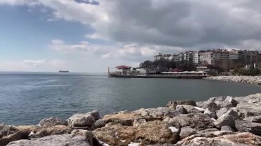 Moda, İstanbul, Türkiye. 23 Şubat 2025. Moda Pier.Istanbul 'un Sahil Haritası. Bu video, İstanbul' un canlı Moda ilçesindeki Marmara Denizi kıyı şeridinde yer alan Moda İskelesi 'ni hâlâ çekiyor. Kadıköy İlçesi. İstanbul İli. Kış zamanı.