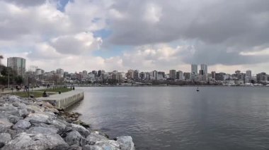 Moda, İstanbul, Türkiye. 23 Şubat 2025. Moda plajı, uçurumlar ve Fenerbahçe bölgesinin kışın ve kar yağışından sonra şehirlerarası görüntüsü. Kadıköy 'de. İstanbul Eyaleti. Marmara denizi.