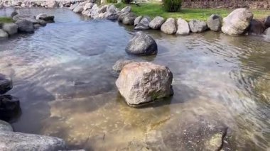 Florya, İstanbul, Türkiye, 9 Şubat 2025. İstanbul Büyükşehir Belediyesi 'ne ait Florya Sosyal Tesisleri Parkı' nda Huzurlu Bir Gün. İstanbul Büyükşehir Belediyesi 'nin yemyeşil parkındaki yapay şelale ve gölet manzarası. 