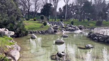 Florya, İstanbul, Türkiye, 9 Şubat 2025. İstanbul Büyükşehir Belediyesi 'ne ait Florya Sosyal Tesisleri Parkı' nda Huzurlu Bir Gün. İstanbul Büyükşehir Belediyesi 'nin yemyeşil parkındaki yapay şelale ve gölet manzarası. 