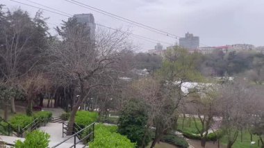 Macka, İstanbul, Türkiye. 27 Mart 2025. İstanbul Büyükşehir Belediyesi tarafından işletilen Macka-Taksim teleferik hattı ve Macka ilçesi ile Taksim Meydanı arasında ulaşım ve Macka Parkı manzarası..