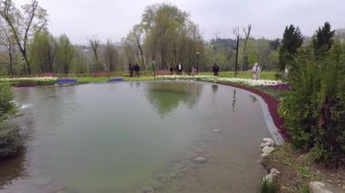 İstanbul, Türkiye. 5 Nisan 2025. Emirgan Korusu, her yıl Nisan ayında düzenlenen lale Festivali 'yle ünlüdür. Renkli bir isyanda açan laleler koruluğu çiçek bahçesine çevirir. Doğal güzelliği ve ziyaretçileriyle koruluktan muhteşem manzaralar..