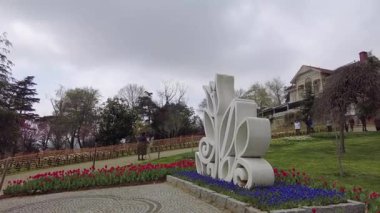 İstanbul, Türkiye. 5 Nisan 2025. Emirgan Korusu, her yıl Nisan ayında düzenlenen lale Festivali 'yle ünlüdür. Renkli bir isyanda açan laleler koruluğu çiçek bahçesine çevirir. Doğal güzelliği ve ziyaretçileriyle koruluktan muhteşem manzaralar..