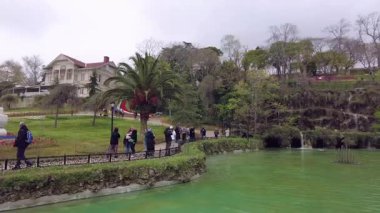 İstanbul, Türkiye. 5 Nisan 2025. Emirgan Korusu, her yıl Nisan ayında düzenlenen lale Festivali 'yle ünlüdür. Renkli bir isyanda açan laleler koruluğu çiçek bahçesine çevirir. Doğal güzelliği ve ziyaretçileriyle koruluktan muhteşem manzaralar..
