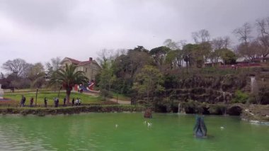 İstanbul, Türkiye. 5 Nisan 2025. Emirgan Korusu, her yıl Nisan ayında düzenlenen lale Festivali 'yle ünlüdür. Renkli bir isyanda açan laleler koruluğu çiçek bahçesine çevirir. Doğal güzelliği ve ziyaretçileriyle koruluktan muhteşem manzaralar..