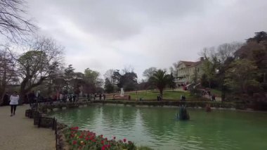 İstanbul, Türkiye. 5 Nisan 2025. Emirgan Korusu, her yıl Nisan ayında düzenlenen lale Festivali 'yle ünlüdür. Renkli bir isyanda açan laleler koruluğu çiçek bahçesine çevirir. Doğal güzelliği ve ziyaretçileriyle koruluktan muhteşem manzaralar..