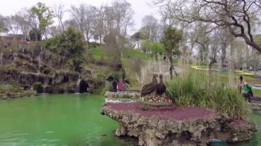 İstanbul, Türkiye. 5 Nisan 2025. Emirgan Korusu, her yıl Nisan ayında düzenlenen lale Festivali 'yle ünlüdür. Renkli bir isyanda açan laleler koruluğu çiçek bahçesine çevirir. Doğal güzelliği ve ziyaretçileriyle koruluktan muhteşem manzaralar..