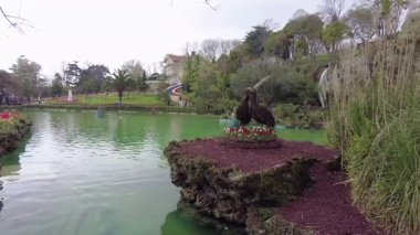 İstanbul, Türkiye. 5 Nisan 2025. Emirgan Korusu, her yıl Nisan ayında düzenlenen lale Festivali 'yle ünlüdür. Renkli bir isyanda açan laleler koruluğu çiçek bahçesine çevirir. Doğal güzelliği ve ziyaretçileriyle koruluktan muhteşem manzaralar..