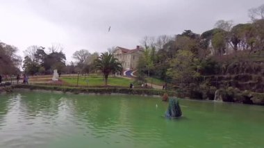 İstanbul, Türkiye. 5 Nisan 2025. Emirgan Korusu, her yıl Nisan ayında düzenlenen lale Festivali 'yle ünlüdür. Renkli bir isyanda açan laleler koruluğu çiçek bahçesine çevirir. Doğal güzelliği ve ziyaretçileriyle koruluktan muhteşem manzaralar..