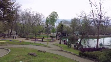 İstanbul, Türkiye. 5 Nisan 2025. Emirgan Korusu, her yıl Nisan ayında düzenlenen lale Festivali 'yle ünlüdür. Renkli bir isyanda açan laleler koruluğu çiçek bahçesine çevirir. Doğal güzelliği ve ziyaretçileriyle koruluktan muhteşem manzaralar..