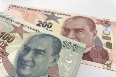 Türk Lirası Banknotları. 100 ve 200 banknotun karmaşık tasarım ve güvenlik özelliklerini gözler önüne seren Türk Lira banknotlarına yakın plan. Finans, ekonomi ve para birimi çalışmaları ile ilgili konular için mükemmel.