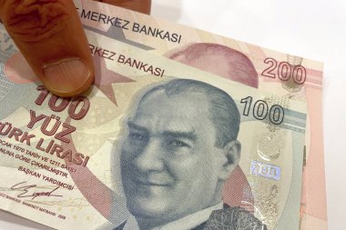 Türk Lirası Banknotları. 100 ve 200 banknotun karmaşık tasarım ve güvenlik özelliklerini gözler önüne seren Türk Lira banknotlarına yakın plan. Finans, ekonomi ve para birimi çalışmaları ile ilgili konular için mükemmel.