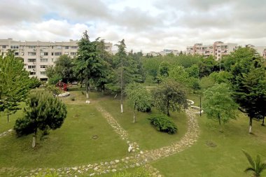Atakoy, İstanbul, Türkiye. 10 Mayıs 2025. İstanbulun öncü bir ilçesi olan Atakoy 'da modern konut binaları ve yeşil kamusal alan. Türkiye' de çağdaş kentsel planlamanın erken örneklerinden biri olan Atakoy 'da orta çağ konutları ve yeşil alanlar yer alıyor..