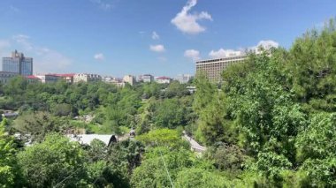 İstanbul, Türkiye 20 Mayıs 2025. Macka Demokrasi Parkı ve Cable Car. İstanbul 'un göbeğinde yer alan Yeşil Kaçış ve Sahne Seyahati, geniş yeşil alanları, yürüyüş yolları ve sakin atmosferiyle Macka Demokrasi Parkı canlandırıcı bir geri çekilme sunuyor..