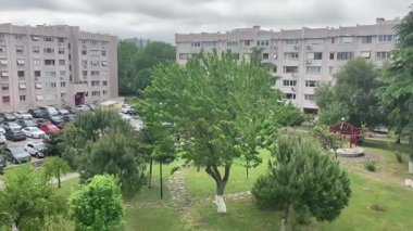 Atakoy, İstanbul, Türkiye. 10 Mayıs 2025. İstanbulun öncü bir ilçesi olan Atakoy 'da modern konut binaları ve yeşil kamusal alan. Türkiye' de çağdaş kentsel planlamanın erken örneklerinden biri olan Atakoy 'da orta çağ konutları ve yeşil alanlar yer alıyor..