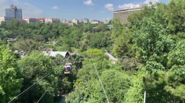 İstanbul, Türkiye 20 Mayıs 2025. Macka Demokrasi Parkı ve Cable Car. İstanbul 'un göbeğinde yer alan Yeşil Kaçış ve Sahne Seyahati, geniş yeşil alanları, yürüyüş yolları ve sakin atmosferiyle Macka Demokrasi Parkı canlandırıcı bir geri çekilme sunuyor..