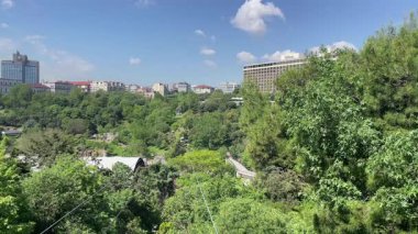 İstanbul, Türkiye 20 Mayıs 2025. Macka Demokrasi Parkı ve Cable Car. İstanbul 'un göbeğinde yer alan Yeşil Kaçış ve Sahne Seyahati, geniş yeşil alanları, yürüyüş yolları ve sakin atmosferiyle Macka Demokrasi Parkı canlandırıcı bir geri çekilme sunuyor..