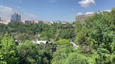 İstanbul, Türkiye 20 Mayıs 2025. Macka Demokrasi Parkı ve Cable Car. İstanbul 'un göbeğinde yer alan Yeşil Kaçış ve Sahne Seyahati, geniş yeşil alanları, yürüyüş yolları ve sakin atmosferiyle Macka Demokrasi Parkı canlandırıcı bir geri çekilme sunuyor..