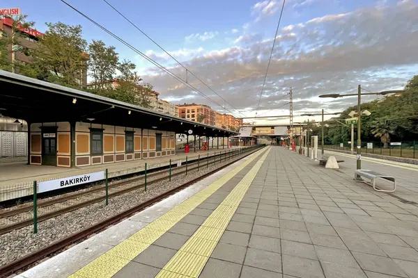 İstanbul, Türkiye. 22 Mayıs 2025. Bakirkoy Marmaray ve İstanbuldaki Yüksek Hız Tren İstasyonu. İstanbul 'daki Bakirköy Marmaray ve Yüksek Hız Tren İstasyonu manzaralı, parçalı bulutlu bir gökyüzü altında platform, raylar ve istasyon binasını gösteriyor..