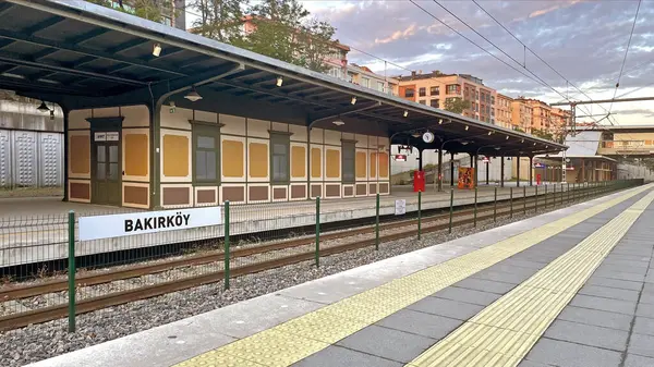 İstanbul, Türkiye. 22 Mayıs 2025. Bakirkoy Marmaray ve İstanbuldaki Yüksek Hız Tren İstasyonu. İstanbul 'daki Bakirköy Marmaray ve Yüksek Hız Tren İstasyonu manzaralı, parçalı bulutlu bir gökyüzü altında platform, raylar ve istasyon binasını gösteriyor..