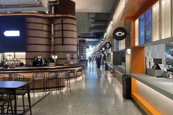 Kadıköy, İstanbul, Türkiye. 25 Mayıs 2025. Tren istasyonu ve açık hava pazarı konsepti. Yüksek Hız Treni ve Marmaray hatlarını içeren Sogutlucesme İstasyonu Yaşam Merkezi, İstanbul 'un Sogutlucesme ilçesinde yer almaktadır..