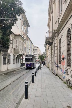 Kadıköy, İstanbul, Türkiye. 25 Mayıs 2025. Kadıköy, İstanbulya 'da tarihi Moda Tramvayı. İstanbul' un Kadıköy kentindeki büyüleyici Moda Tramvay hattı üzerinde, canlı şehir yaşamı ve tarihi kent manzarası ile çevrili, antika bir yeşil tramvay sürüyor..