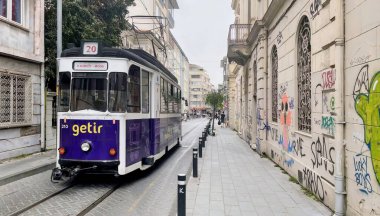 Kadıköy, İstanbul, Türkiye. 25 Mayıs 2025. Kadıköy, İstanbulya 'da tarihi Moda Tramvayı. İstanbul' un Kadıköy kentindeki büyüleyici Moda Tramvay hattı üzerinde, canlı şehir yaşamı ve tarihi kent manzarası ile çevrili, antika bir yeşil tramvay sürüyor..
