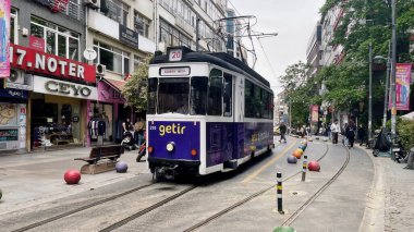 Kadıköy, İstanbul, Türkiye. 25 Mayıs 2025. Kadıköy, İstanbulya 'da tarihi Moda Tramvayı. İstanbul' un Kadıköy kentindeki büyüleyici Moda Tramvay hattı üzerinde, canlı şehir yaşamı ve tarihi kent manzarası ile çevrili, antika bir yeşil tramvay sürüyor..