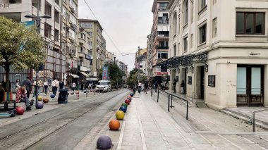 Kadıköy, İstanbul, Türkiye. 25 Mayıs 2025. Kadıköy, İstanbulya 'da tarihi Moda Tramvayı. İstanbul' un Kadıköy kentindeki büyüleyici Moda Tramvay hattı üzerinde, canlı şehir yaşamı ve tarihi kent manzarası ile çevrili, antika bir yeşil tramvay sürüyor..