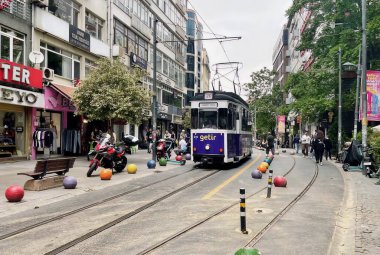 Kadıköy, İstanbul, Türkiye. 25 Mayıs 2025. Kadıköy, İstanbulya 'da tarihi Moda Tramvayı. İstanbul' un Kadıköy kentindeki büyüleyici Moda Tramvay hattı üzerinde, canlı şehir yaşamı ve tarihi kent manzarası ile çevrili, antika bir yeşil tramvay sürüyor..