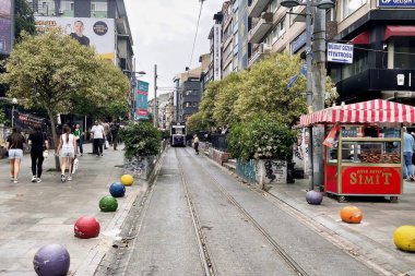 Kadıköy, İstanbul, Türkiye. 25 Mayıs 2025. Kadıköy, İstanbulya 'da tarihi Moda Tramvayı. İstanbul' un Kadıköy kentindeki büyüleyici Moda Tramvay hattı üzerinde, canlı şehir yaşamı ve tarihi kent manzarası ile çevrili, antika bir yeşil tramvay sürüyor..