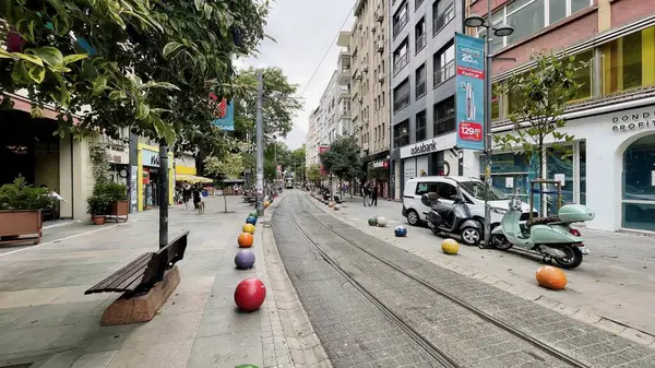 Kadıköy, İstanbul, Türkiye. 25 Mayıs 2025. Kadıköy, İstanbulya 'da tarihi Moda Tramvayı. İstanbul' un Kadıköy kentindeki büyüleyici Moda Tramvay hattı üzerinde, canlı şehir yaşamı ve tarihi kent manzarası ile çevrili, antika bir yeşil tramvay sürüyor..