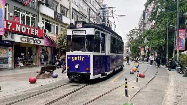 Kadıköy, İstanbul, Türkiye. 25 Mayıs 2025. Kadıköy, İstanbulya 'da tarihi Moda Tramvayı. İstanbul' un Kadıköy kentindeki büyüleyici Moda Tramvay hattı üzerinde, canlı şehir yaşamı ve tarihi kent manzarası ile çevrili, antika bir yeşil tramvay sürüyor..
