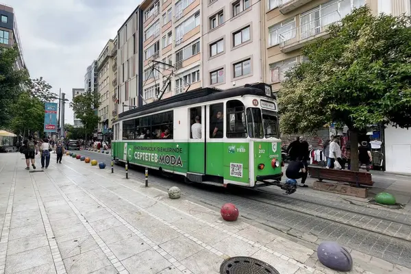 Kadıköy, İstanbul, Türkiye. 25 Mayıs 2025. Kadıköy, İstanbulya 'da tarihi Moda Tramvayı. İstanbul' un Kadıköy kentindeki büyüleyici Moda Tramvay hattı üzerinde, canlı şehir yaşamı ve tarihi kent manzarası ile çevrili, antika bir yeşil tramvay sürüyor..