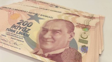 200 Türk Lira Banknotları, Atatrk 'ı gösteren birçok TL banknotunun Macro çekimi. Türk 200 lira banknotları, para birimi konsepti, Türk parasının makro görünümü, ekonomi.